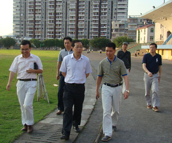 黄齐秋副县长来凤城中学视察